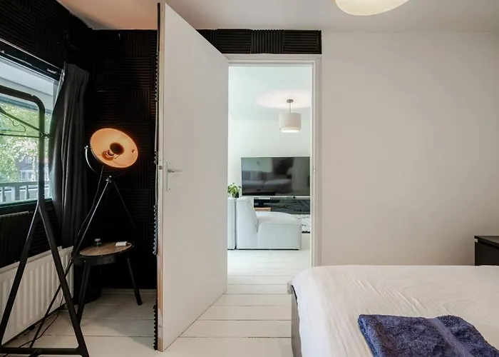 Quiet Garden West - By Peter Ámsterdam