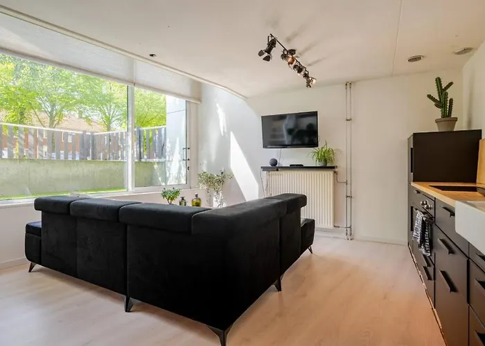 Habitación en casa particular Quiet Garden West - By Peter