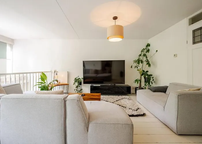 Habitación en casa particular Quiet Garden West - By Peter *